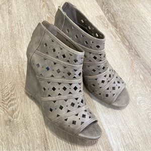 Dollhouse women’s size 8.5 light brown wedge peep toe heeled boots